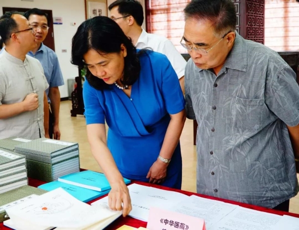 國家衛生健康委黨組成員、國家中醫藥管理局黨組書記余艷紅（前排左一）在中醫藥信息研究所調研中醫古籍相關工作